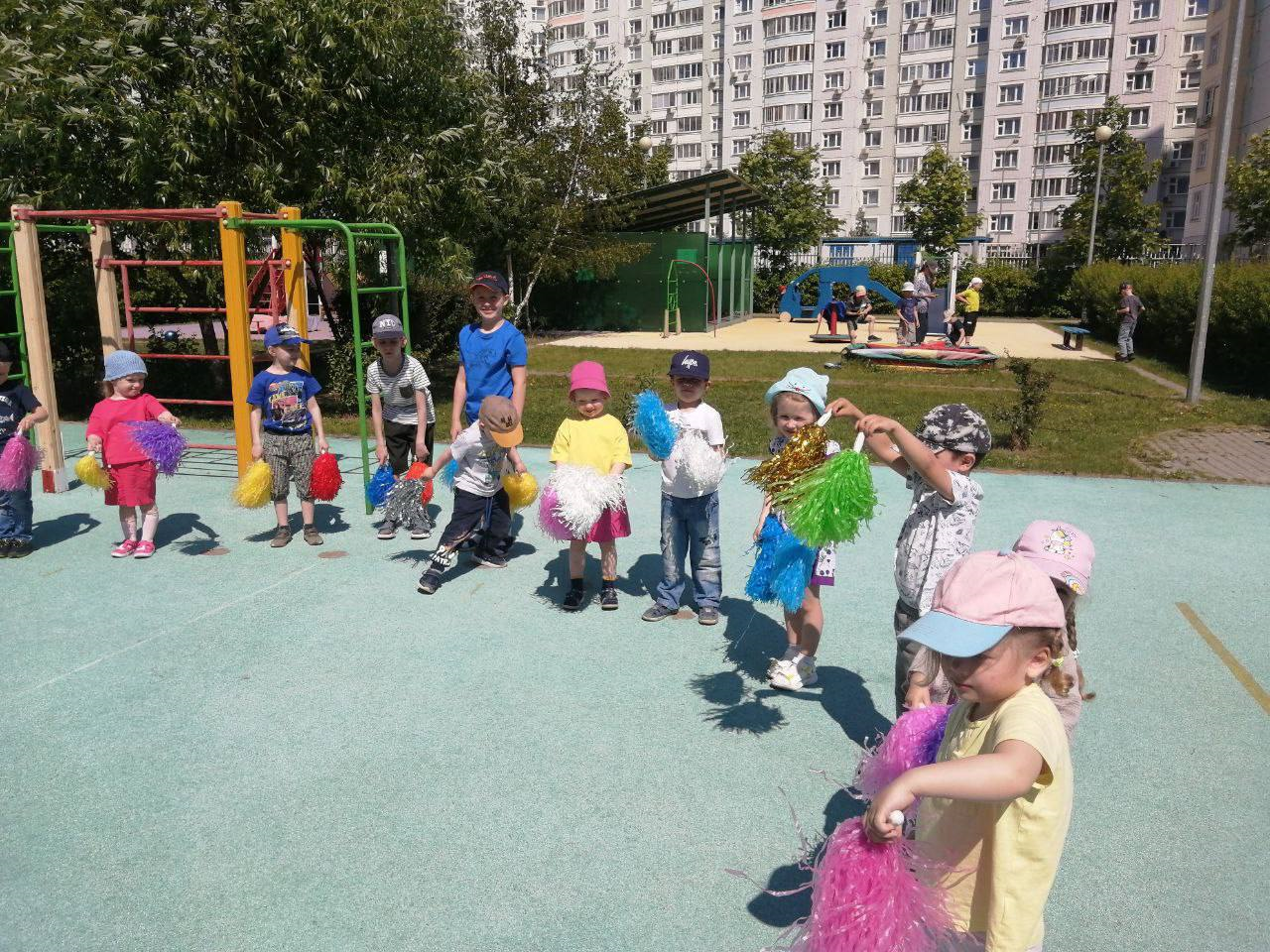 Сайт школы 2072. Площадка в детском саду. Детские площадки в детском саду. Прогулка на свежем воздухе в детском саду. Дети в детском садике.
